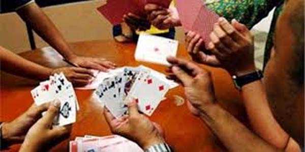 राजकोट में 11 महिलाओं समेत 21 जुआरी हिरासत में राजकोट में 11 महिलाओं समेत 21 जुआरी हिरासत में